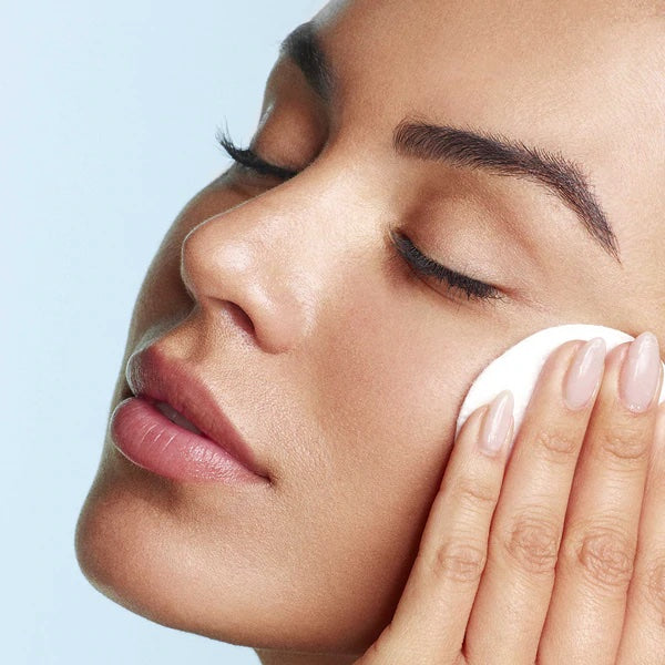 Limpie el área de los ojos y repita según sea necesario para eliminar por completo la suciedad y el maquillaje de las pestañas, las cejas y los párpados.