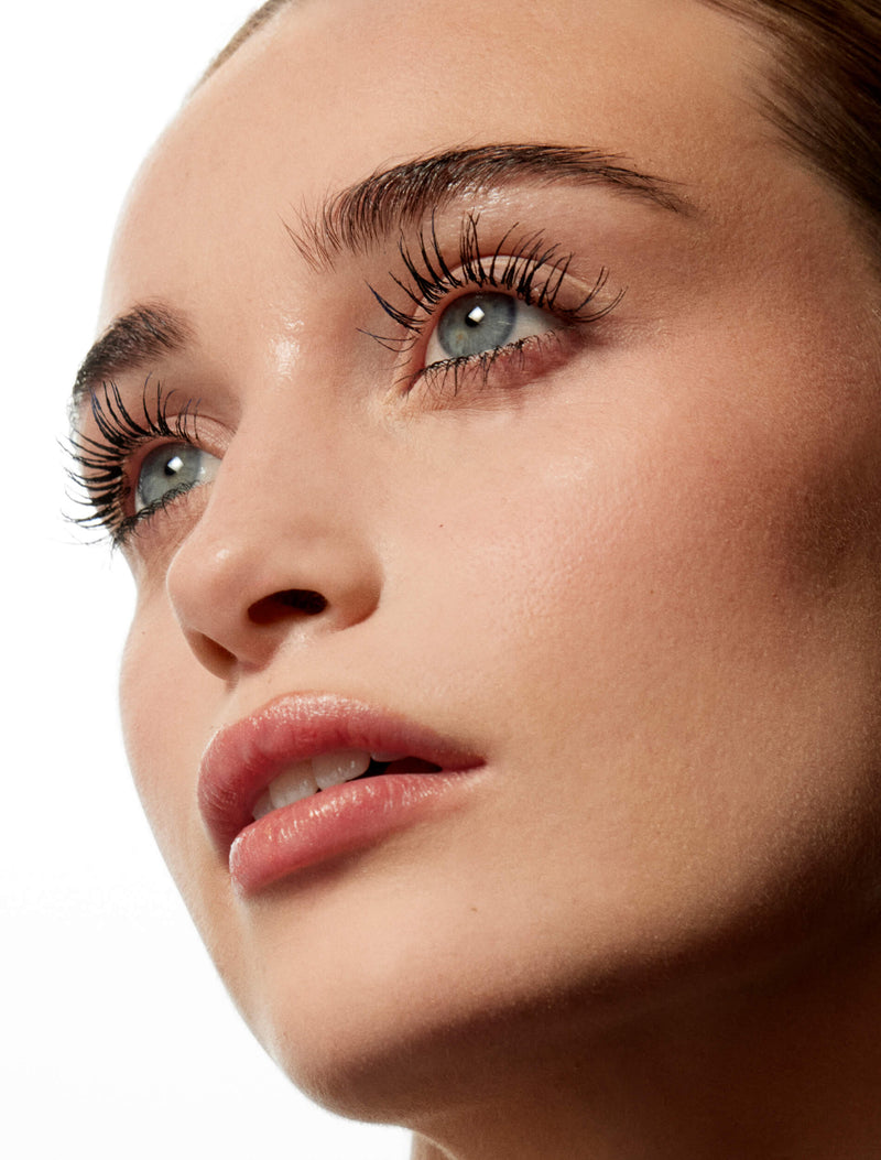 Pestañas y cejas: el secreto para un maquillaje minimalista