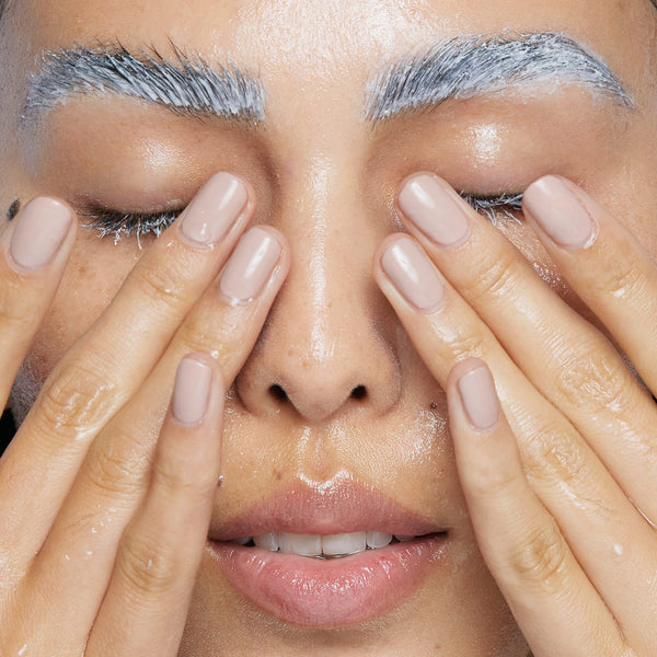 Aplique agua tibia en las pestañas y las cejas, y continúe remojando hasta que el producto comience a aflojarse o liberarse del cabello.