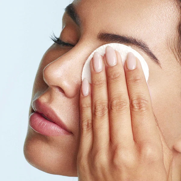 Pressione suavemente o disco de algodão sobre o olho fechado durante 10 a 15 segundos para ajudar a remover a maquilhagem.