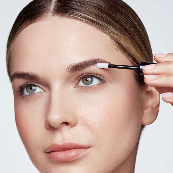 Una vez al día, aplica varias pinceladas suaves de RevitaBrow® Advanced Eyebrow Conditioner sobre el vello limpio y seco de las cejas utilizando el aplicador especialmente diseñado para cejas. Dejar secar completamente (2-3 minutos) antes de aplicar otros productos de belleza o de irse a dormir.